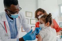 فيروس كورونا..عدة دول عبر العالم تقوم بتلقيح الأطفال