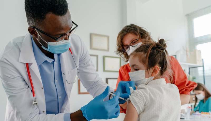فيروس كورونا..عدة دول عبر العالم تقوم بتلقيح الأطفال