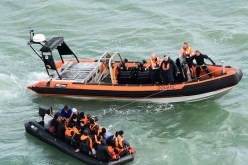 بالفيديو.. حراقة يقطعون بحر المانش بين فرنسا وبريطانيا بـ”السريع”