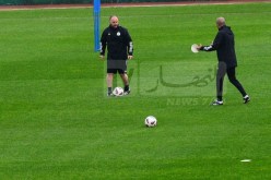 بالصور.. بلماضي يتفقد أرضية تشاكر بطريقته الخاصة