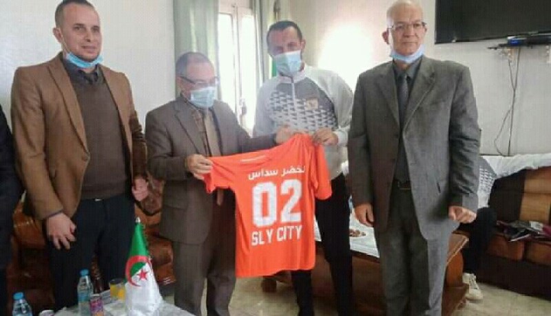 الشلف: الوالي يزور لاعبي مسقبل واد أسلي لتشجيعهم على العودة بالفوز من وهران