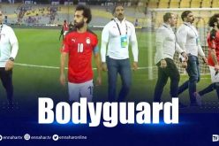بالصور.. صلاح يثير الجدل بعد إستعانته بحراس شخصيين في بلده!