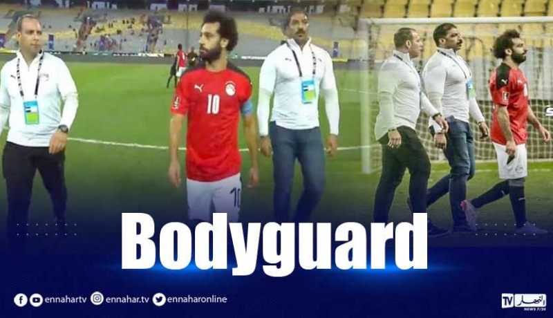 بالصور.. صلاح يثير الجدل بعد إستعانته بحراس شخصيين في بلده!