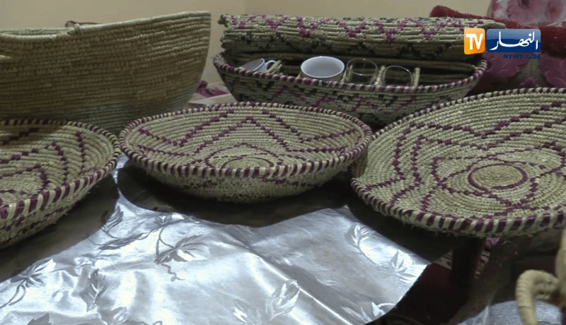 أواني تقليدية بالحلفاء..عندما تبدع أنامل المرأة الصحراوية