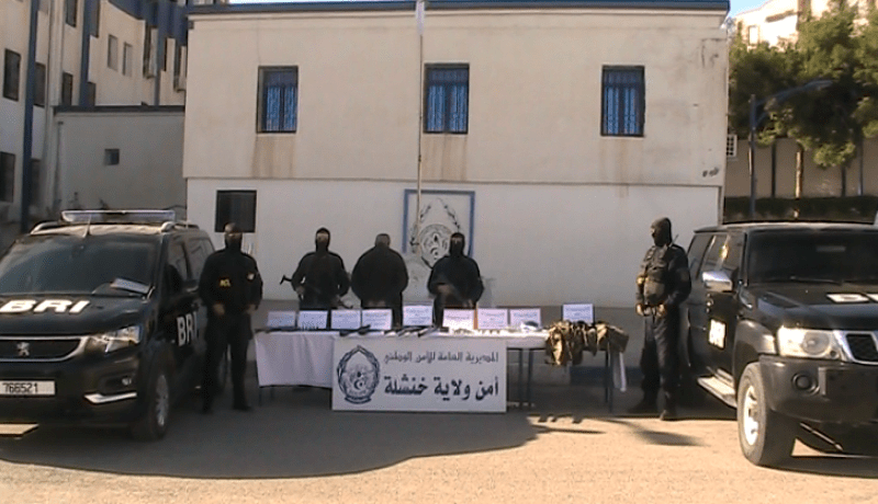 اكتشاف ورشة سرية لصناعة الأسلحة والذخيرة وحجز بنادق وبدلات عسكرية في خنشلة!