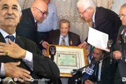 الرئيس تبون يقلّد المجاهد سيد علي عبد الحميد وسام الاستحقاق الوطني بدرجة عشير