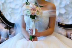 عروسان يقيمان حفل زفاف “افتراضي” يحدث ضجة !