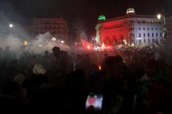 بالفيديو.. شاب يسطو على هاتف فتاة خلال الاحتفالات بكأس العرب