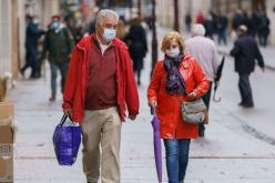 إسبانيا تعيد إلزامية ارتداء الكمامات في الشارع