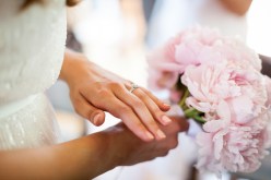 على قدر من الحشمة والوقار تعد أن تعمر لك الدار تحت سقف الحلال