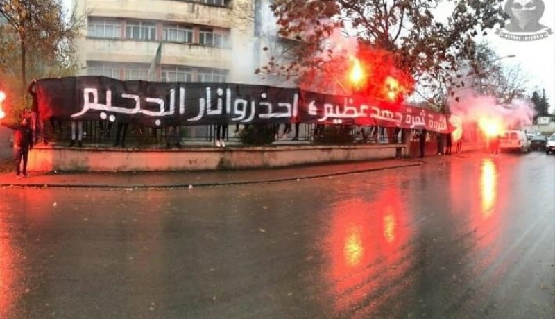 أنصار وفاق سطيف يقومون بوقفة إحتجاجية أمام مقر الفريق