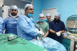 بروفيسور جزائري يجري أكثر من 80 عملية جراحية مجانية خلال 24 سا