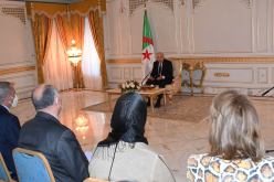 رئيس الجمهورية يستقبل أفراد من الجالية الجزائرية بتونس