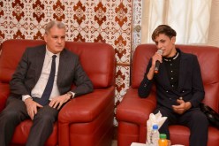 والي تيارت يكرم بطلة الملاكمة خليف إيمان