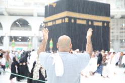 بالفيديو.. معتمرون يطوفون حول الكعبة المشرفة وسط أمطار غزيرة