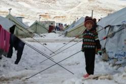 صور.. طفلة سورية من إحدى المخيمات تتعرض للتعذيب في لبنان