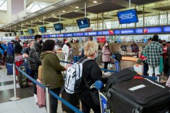 أوميكرون يوجه ضربة قاسية لشركات الطيران مع نهاية السنة