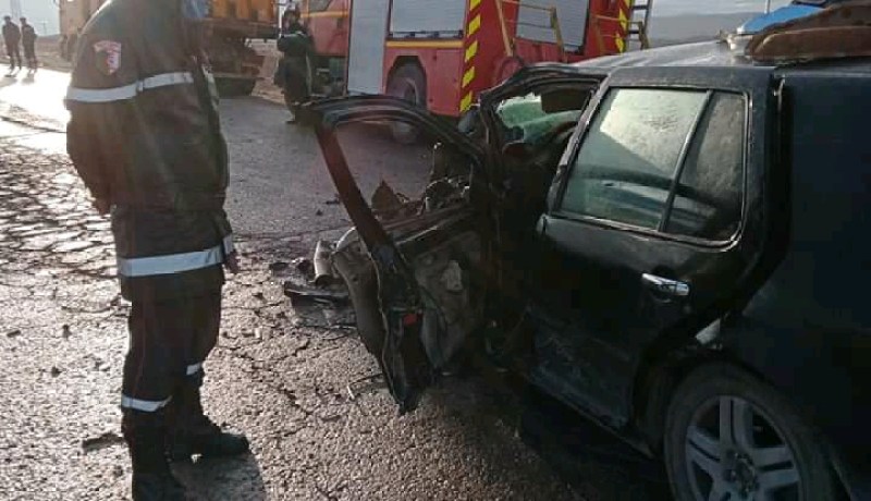 البيض: 5 جرحى في إصطدام سيارة بشاحنة