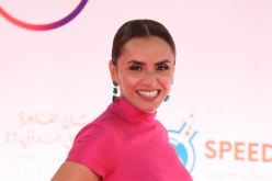 بالصورة.. فنانة مصرية تثير الجدل بسبب ملابسها أثناء الصلاة