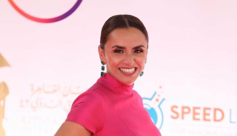 بالصورة.. فنانة مصرية تثير الجدل بسبب ملابسها أثناء الصلاة