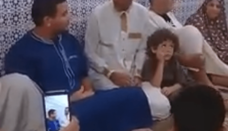 عائلة من أصول جزائرية تعتنق الإسلام ببسكرة