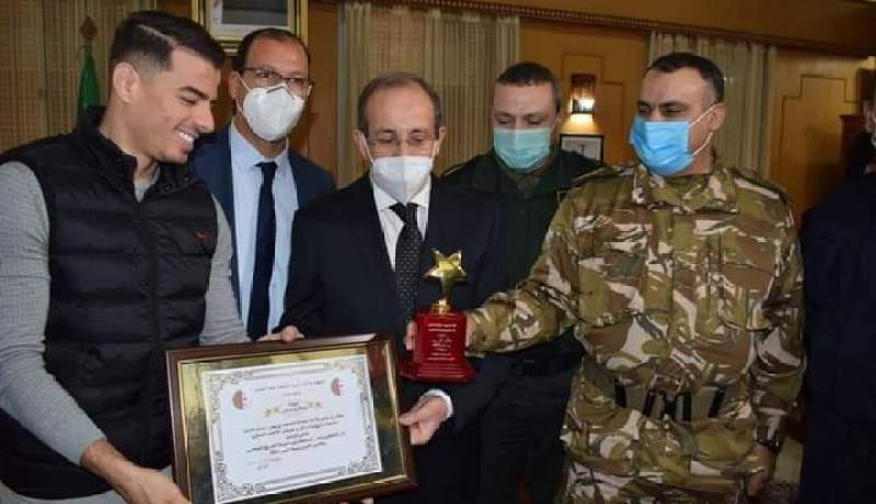 بالصور.. شتي يحظى بالتكريم من والي عنابة