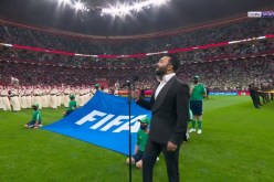 كادير الجابوني يغني قسما في نهائي كأس العرب ويشعل الملعب