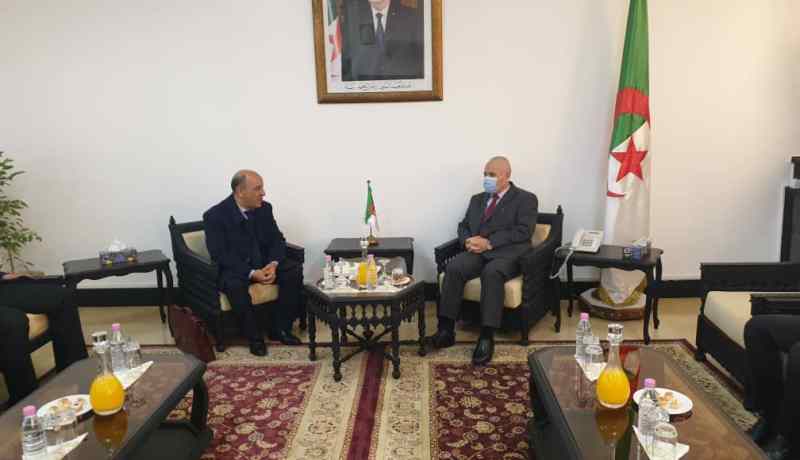 وزير العمل يستقبل عددا من نواب الشعب ويعد بالتكفل بإنشغالاتهم