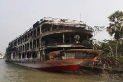 مصرع العشرات في حريق عبّارة ببنغلاديش