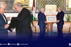 رئيس الجمهورية يمنح وسام أصدقاء الثورة الجزائرية لمحمود ابو مازن
