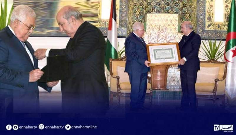 رئيس الجمهورية يمنح وسام أصدقاء الثورة الجزائرية لمحمود ابو مازن