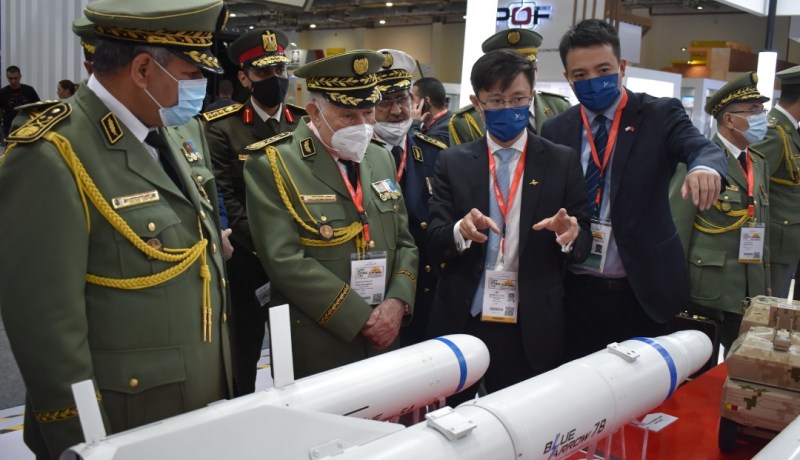 إيدكس 2021: الفريق شنقريحة يعاين أحدث الأسلحة والتكنولوجيات العسكرية