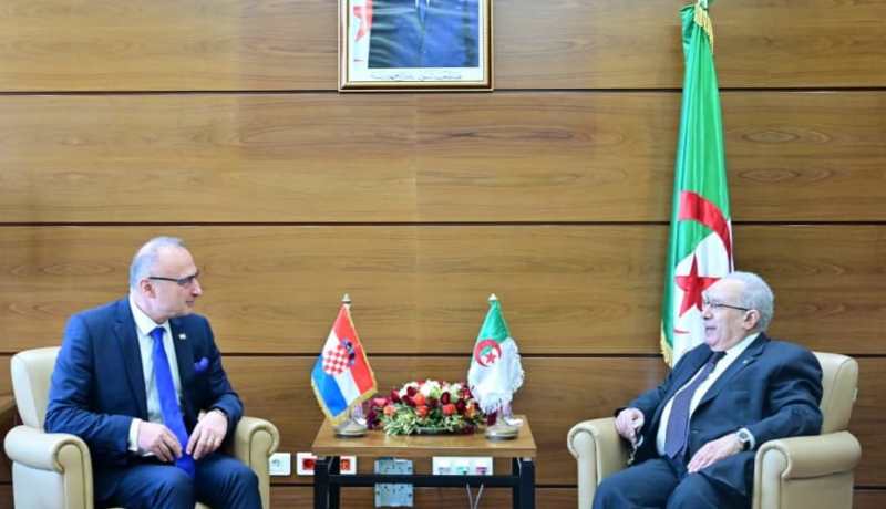 لعمامرة يعقد جلسة عمل مع نظيره الكرواتي