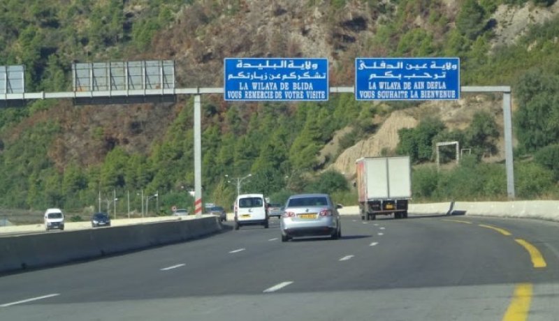 هذا سبب الاختناق المروري بالطريق الرابط بين عين الدفلى والبليدة