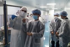 وفد صيني من سينوفاك يزور الجزائر لمتابعة إنتاج لقاح “كورونافاك” وفعاليته على “أوميكرون”