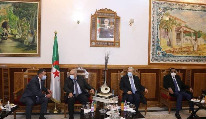 لعمامرة رفقة نظيريه التونسي والتشادي بوهران لحضور الندوة الثامنة للسلم والأمن في إفريقيا