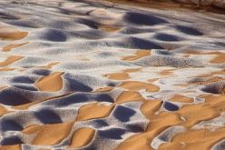 صحراء الجزائر المكسوة بالثلوج تبهر المواقع العالمية