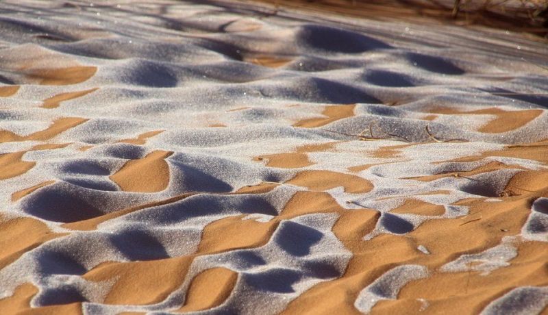 صحراء الجزائر المكسوة بالثلوج تبهر المواقع العالمية