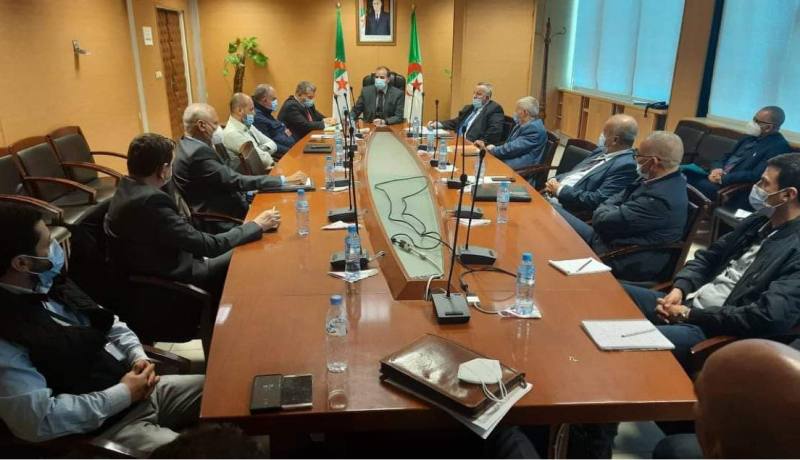 رزيق يجتمع بمنتجي زيت المائدة وهذا مضمون اللقاء
