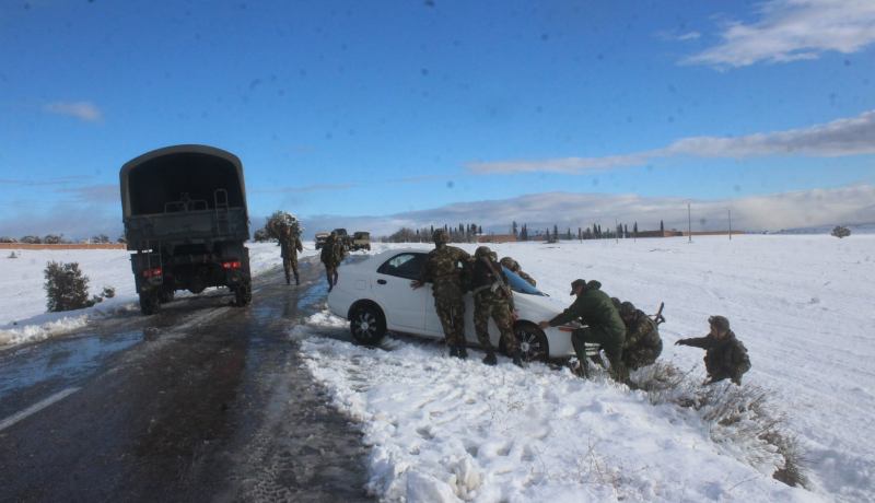 سيدي بلعباس.. الجيش يتدخل لفك العزلة عن المناطق المحاصرة بالثلوج