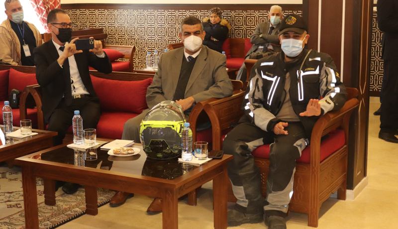 وزير السياحة يكرم الرحالة القطري بعد 3 أشهر من استكشاف 36 ولاية