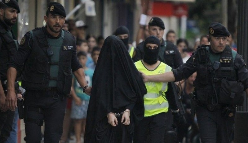 طرد مغربية من إسبانيا لانتمائها لتنظيم ارهابي