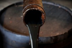 أسعار النفط تصعد إلى أعلى مستوى في نحو شهرين