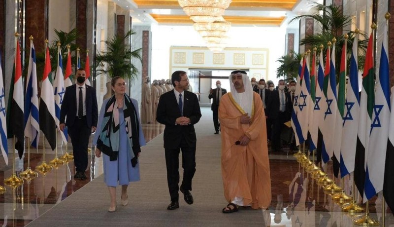 رئيس الكيان الصهيوني الغاصب يصل إلى أبوظبي عبر الأجواء السعودية