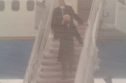 بالفيديو.. بايدن ينزل من طائرته الرئاسية وسط عاصفة ثلجية