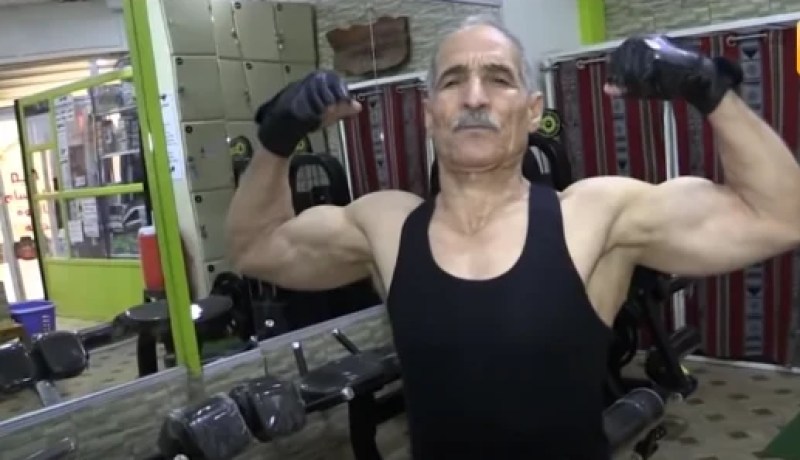 بالفيديو.. سبعيني ذو عضلات مفتولة يصنع الحدث على مواقع التواصل الاجتماعي