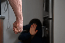 الضحية في حالة حرجة.. جزائري يعتدي على زوجته بسكين في فرنسا