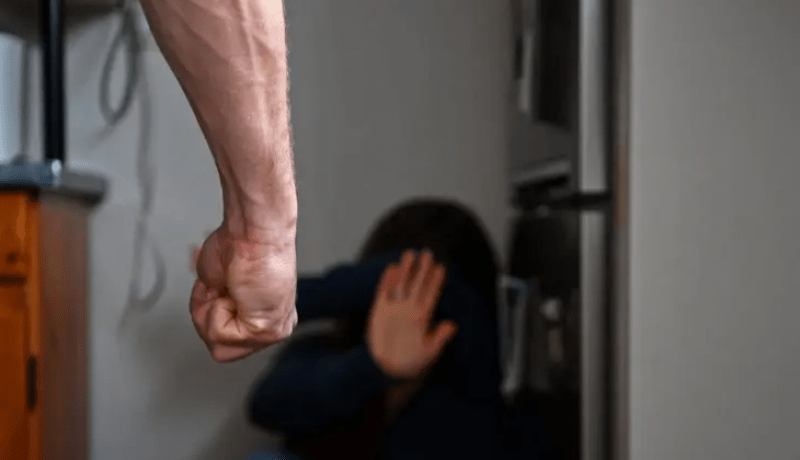 الضحية في حالة حرجة.. جزائري يعتدي على زوجته بسكين في فرنسا