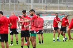 بالصور.. المنتخب الوطني يجري أول حصة تدريبية له بالكاميرون