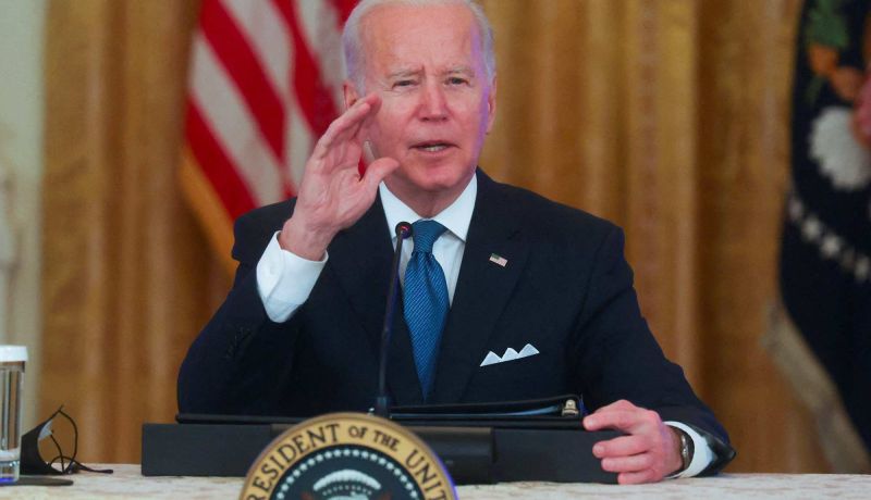 بعد أن شتمه بكلمات نابية..الرئيس الأمريكي يعتذر من صحفي!